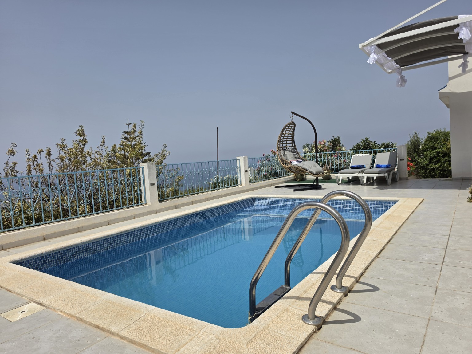 Piscine privée de Dar Dorra face à la Méditerranée
