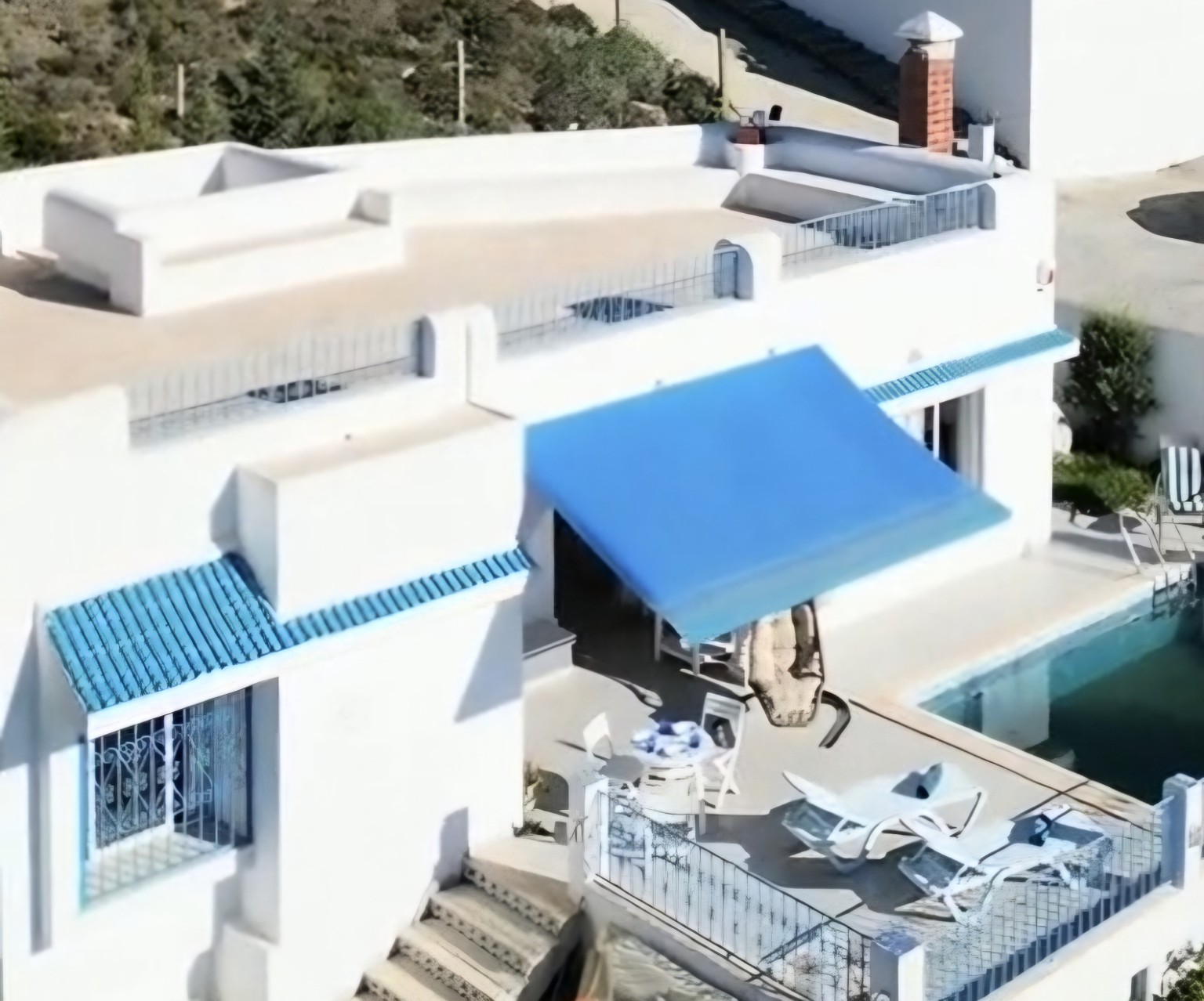 Vue de la villa et de sa piscine